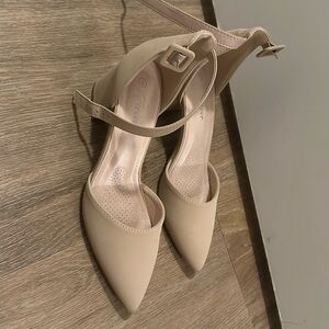 Nude pointed heels ￼